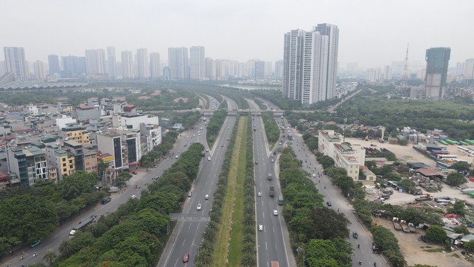 Đại lộ Thăng Long hiện dài nhất Việt Nam với hơn 29 km, chiều rộng trung bình 140 m, điểm đầu là nút giao Trung Hòa và điểm cuối là nút giao Hòa Lạc được đầu tư hơn 7.000 tỉ đồng. Công trình thông xe vào tháng 10/2010, đúng dịp kỷ niệm 1000 năm Thăng Long - Hà Nội, kết nối đô thị vệ tinh Hòa Lạc 600.000 dân với trung tâm Hà Nội.