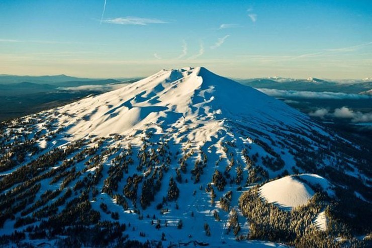 Bend, Oregon: Vào mùa đông, Mount Bachelor có&nbsp;hơn 1.740ha đất dành cho trượt tuyết, trượt ván trên tuyết, tham quan trực thăng trên núi lớn, cưỡi chó kéo xe,&nbsp;trượt ống… Trong những tháng ấm áp hơn, hãy tìm hoạt động đi bè vượt thác, đi bộ đường dài, câu cá và đạp xe leo núi.
