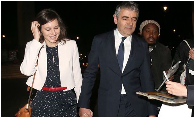 Diễn viên hài Rowan Atkinson (68 tuổi) nổi tiếng với vai Mr.Bean cũng làm cha ở độ tuổi xế chiều.&nbsp;
