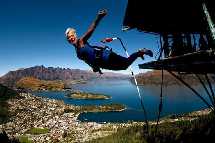 Vùng Queenstown của New Zealand luôn là thỏi nam châm thu hút các nhà thám hiểm. Chèo thuyền và nhảy bungee đã giúp&nbsp;Queenstown trở thành “Thủ đô phiêu lưu của thế giới”. Ngoài ra nơi đây còn có đi bè trên sông, dù lượn, trượt ván diều vượt thác… Hãy nghỉ ngơi tại Matakauri Lodge, một trong những khu nghỉ dưỡng hàng đầu với&nbsp;khung cảnh bên hồ trên núi cao đẹp như tranh vẽ.
