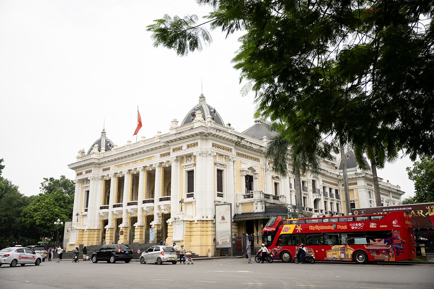 Nhà hát lớn Hà Nội (phường Tràng Tiền, Hoàn Kiếm) là công trình được người Pháp xây dựng năm 1901 và hoàn thành năm 1911. Đây là công trình mang nhiều màu sắc, đường nét kiến trúc của các nhà hát ở miền Nam nước Pháp, có cách tổ chức mặt bằng giống với các nhà hát ở châu Âu đầu thế kỷ 20.