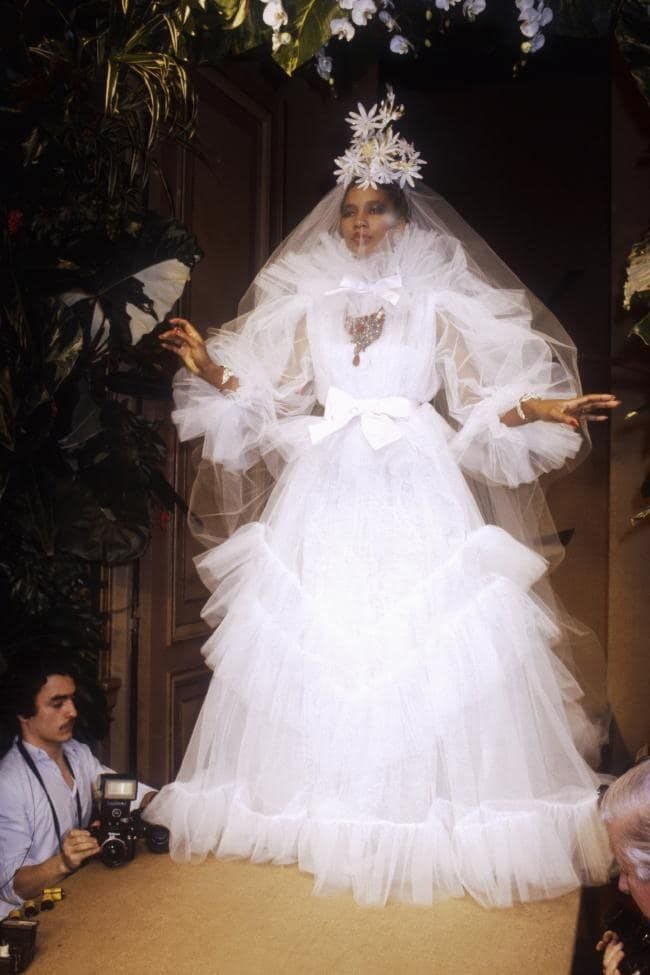 Váy cưới mang tính biểu tượng nhất của Yves Saint Laurent - 1