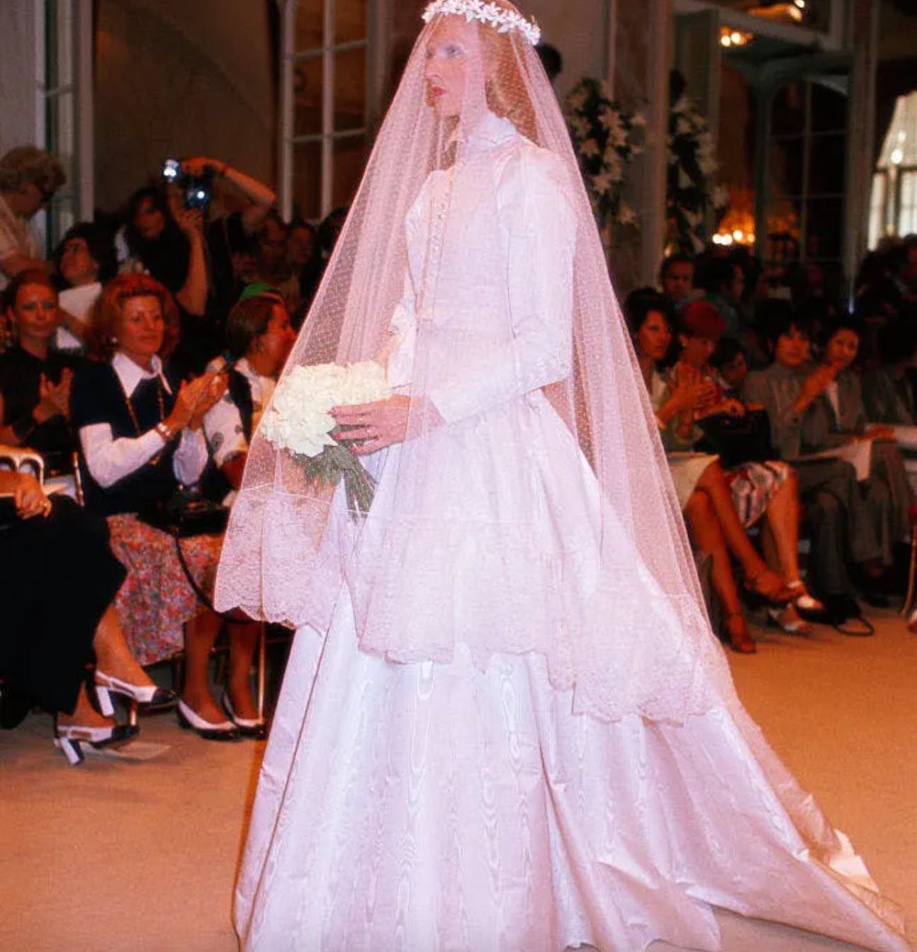 Váy cưới mang tính biểu tượng nhất của Yves Saint Laurent - 2