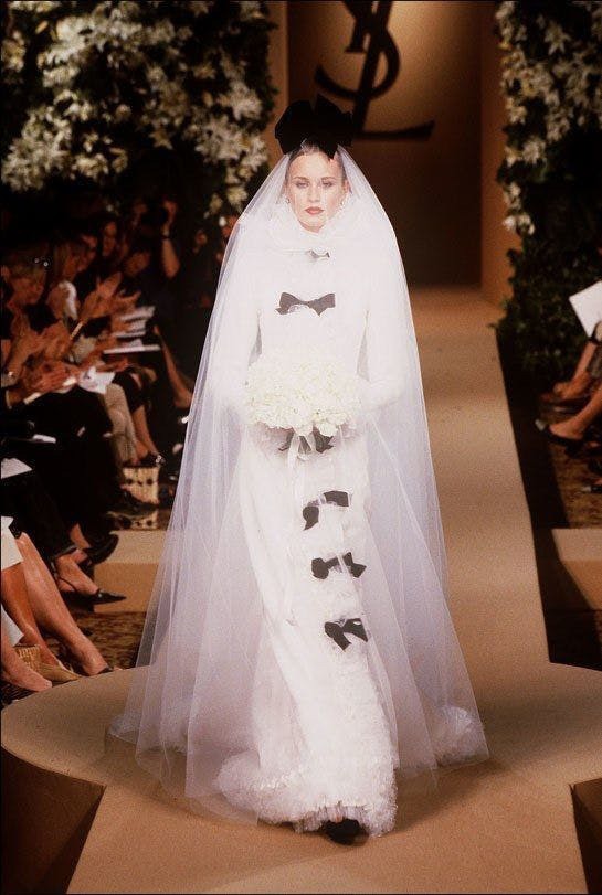 Váy cưới mang tính biểu tượng nhất của Yves Saint Laurent - 5