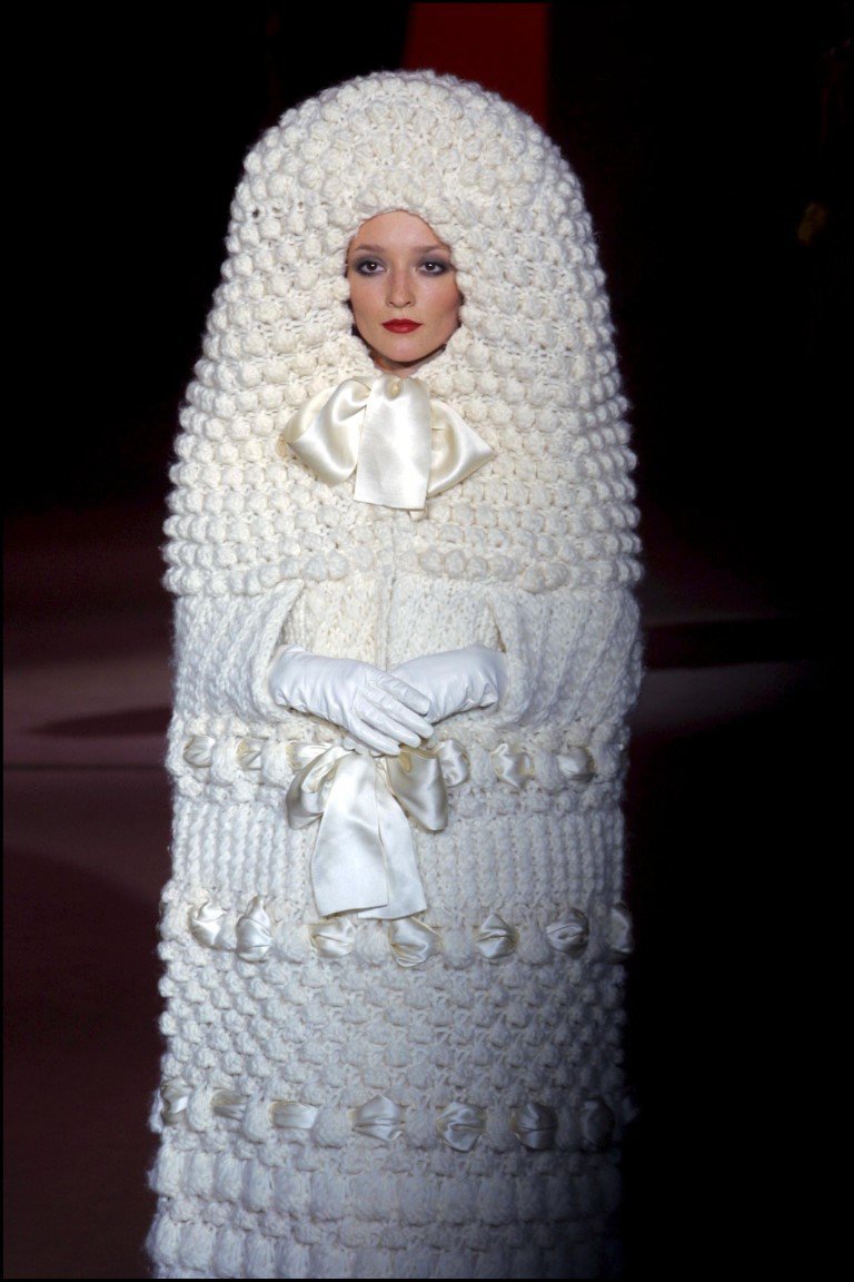 Váy cưới mang tính biểu tượng nhất của Yves Saint Laurent - 7