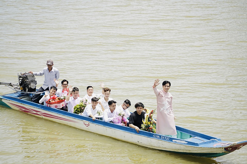 Hồ Quang Hiếu chèo ghe, đọc 6 lời hứa trước hôn nhân tại đám hỏi khiến vợ kém 17 tuổi xúc động - 3