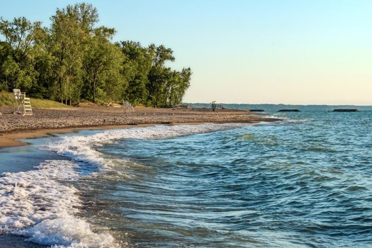 Erie, Pennsylvania, Mỹ:&nbsp;Khu vực này có các điểm tham quan phù hợp với cả&nbsp;gia đình như công viên&nbsp;Thế giới nước Waldameer và sở thú Erie. Đặc biệt là công viên bang Presque Isle, đây là một bán đảo rộng với bãi biển đẹp, cây cối và động vật hoang dã bên hồ Erie. Nó không chỉ rất đẹp mà còn hoàn toàn miễn phí.
