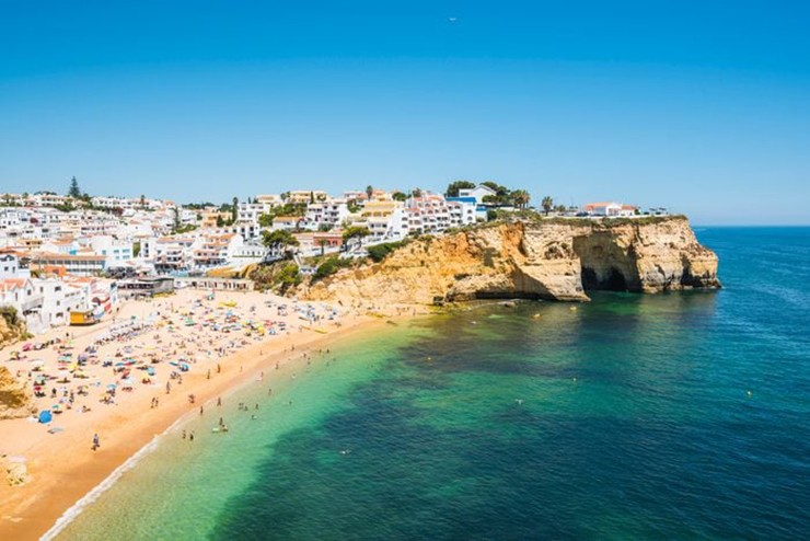 Algarve, Bồ Đào Nha: Nằm ở rìa phía tây của châu Âu, Bồ Đào Nha có mức chi phí rất rẻ. Đặc biệt, Algarve, vùng cực nam của Bồ Đào Nha là một điểm đến bãi biển nguyên sơ, nơi bạn có thể đắm mình trong những tia nắng khi lướt sóng, đi bộ đường dài, leo trên vách đá, thăm hang động và thực hiện các chuyến đi đến Lisbon, Porto, Sintra và xa hơn nữa.
