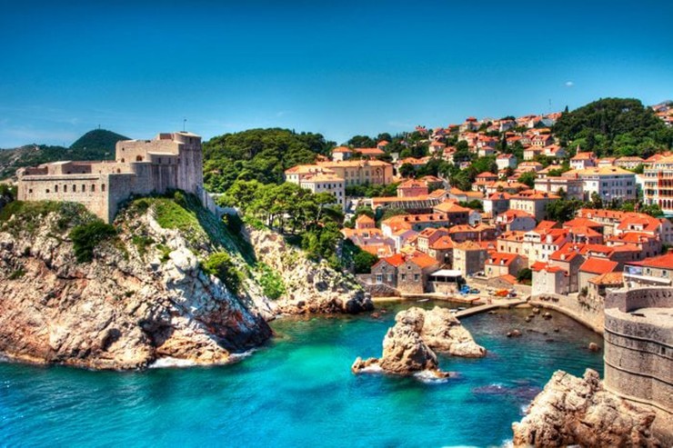 Dubrovnik, Croatia: Nơi đây có vô số kiến trúc thời trung cổ, Gothic, Phục hưng và baroque nguyên bản và nguyên vẹn nhất của lục địa. Du khách có rất nhiều lựa chọn bình dân phù hợp&nbsp;với ngân sách, thức ăn đường phố rất ngon, đậm chất địa phương và giá cả phải chăng.
