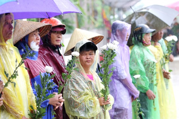 Nhiều người dân, từ trẻ em đến các cụ già tình nguyện đội mưa đón liệt sĩ.