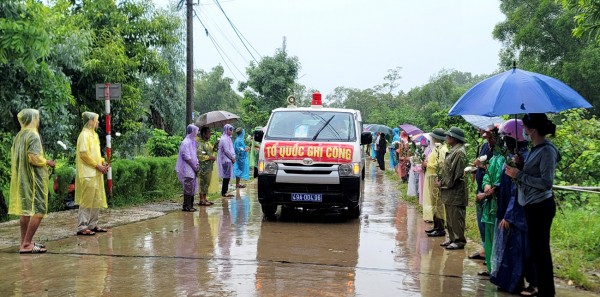 Dân làng đội mưa đón linh cữu liệt sĩ hy sinh về với đất mẹ - 4