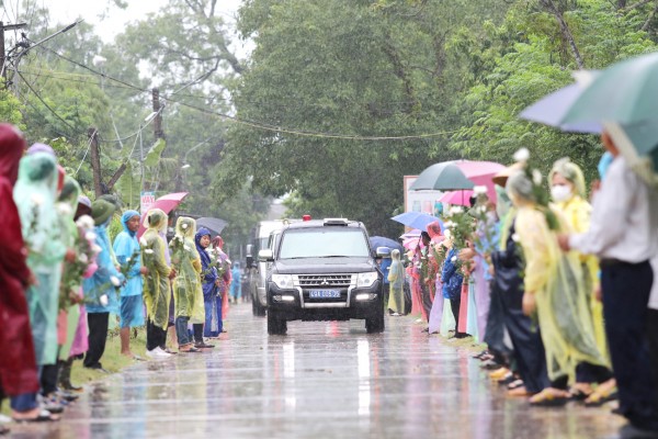 Dân làng đội mưa đón linh cữu liệt sĩ hy sinh về với đất mẹ - 3