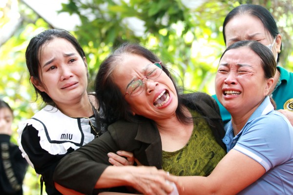 Dân làng đội mưa đón linh cữu liệt sĩ hy sinh về với đất mẹ - 6