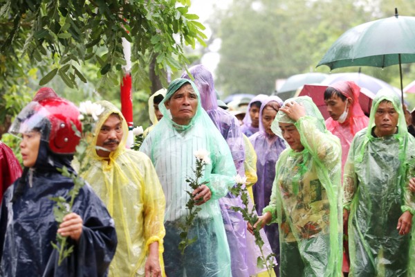 Dân làng đội mưa đón linh cữu liệt sĩ hy sinh về với đất mẹ - 8