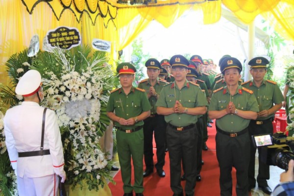 Đại tá Nguyễn Hồng Phong, Giám đốc Công an tỉnh Hà Tĩnh cùng đoàn công tác thắp hương, tiễn biệt liệt sĩ Lê Ánh Sáng.