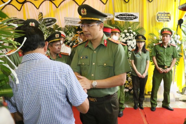 Đại tá Nguyễn Hồng Phong động viên người thân liệt sĩ Lê Ánh Sáng.