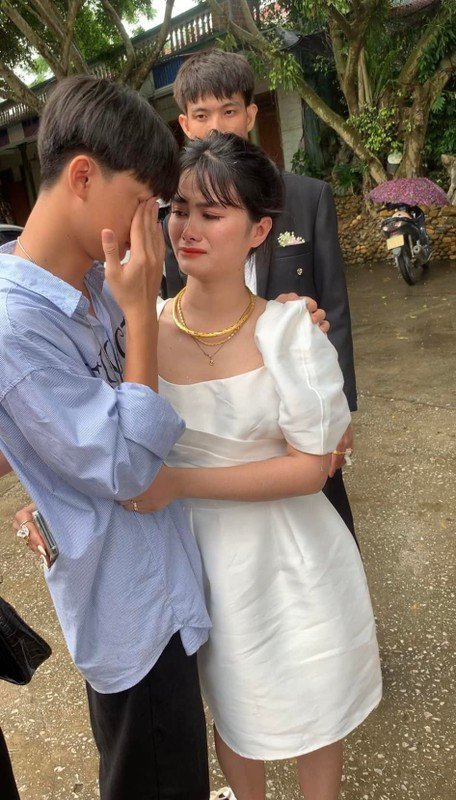 Chị gái đi lấy chồng, em trai khóc hết nước mắt gây bão mạng