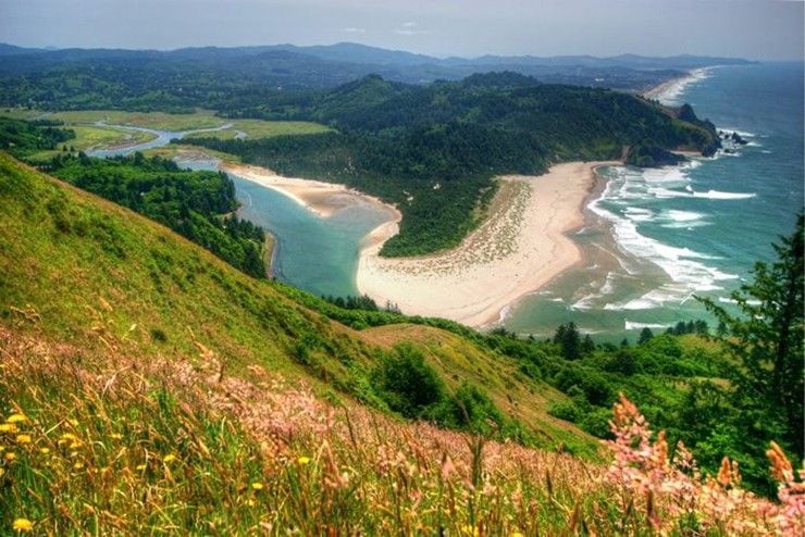 Lincoln City, Mỹ: Thành phố ở Oregon này có bãi biển tuyệt đẹp&nbsp;trải dài cùng nhiều điểm tham quan độc đáo, nơi du khách có thể mua các tác phẩm nghệ thuật hoặc làm việc trực tiếp với một nghệ sĩ để tạo ra kiệt tác thủy tinh của riêng mình. Đây cũng là một trong những địa điểm tốt nhất để lướt sóng, chèo thuyền kayak, đạp xe...
