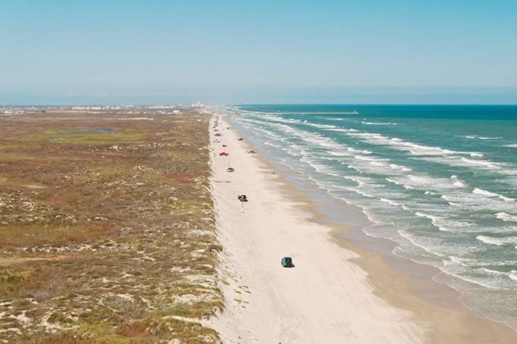 Corpus Christi, Texas: Texas có rất nhiều điểm nghỉ dưỡng giá rẻ tuyệt vời, nhưng Corpus Christi nổi bật nhất nhờ&nbsp;những bãi biển tuyệt vời, giá cả phải chăng, công viên xinh đẹp và vô số hoạt động miễn phí. Các địa&nbsp;điểm nổi bật bao gồm Bảo tàng Lướt sóng Texas, các chuyến tham quan bảo tàng nằm trong USS Lexington cùng Trung tâm Tự nhiên và Vườn Bách thảo Nam Texas.
