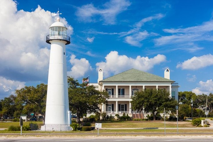 Biloxi, Mỹ: Biloxi không chỉ thuộc top&nbsp;những điểm đến bãi biển đẹp nhất ở Mississippi mà nó còn là một trong những nơi có giá cả phải chăng nhất. Điểm nổi bật ở đây là bãi biển Biloxi, nơi có cát mềm và trắng cùng các đảo chắn của vịnh Mexico đảm bảo vùng nước ấm đủ êm dịu để bơi lội. Ngoài ra còn có nhiều&nbsp;di tích lịch sử như ngọn hải đăng Biloxi.
