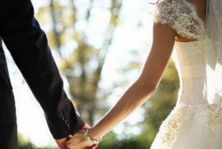 Ngày cưới, chồng dắt người yêu cũ đến và tuyên bố "Tôi chỉ yêu duy nhất cô gái mà tôi đang nắm tay"