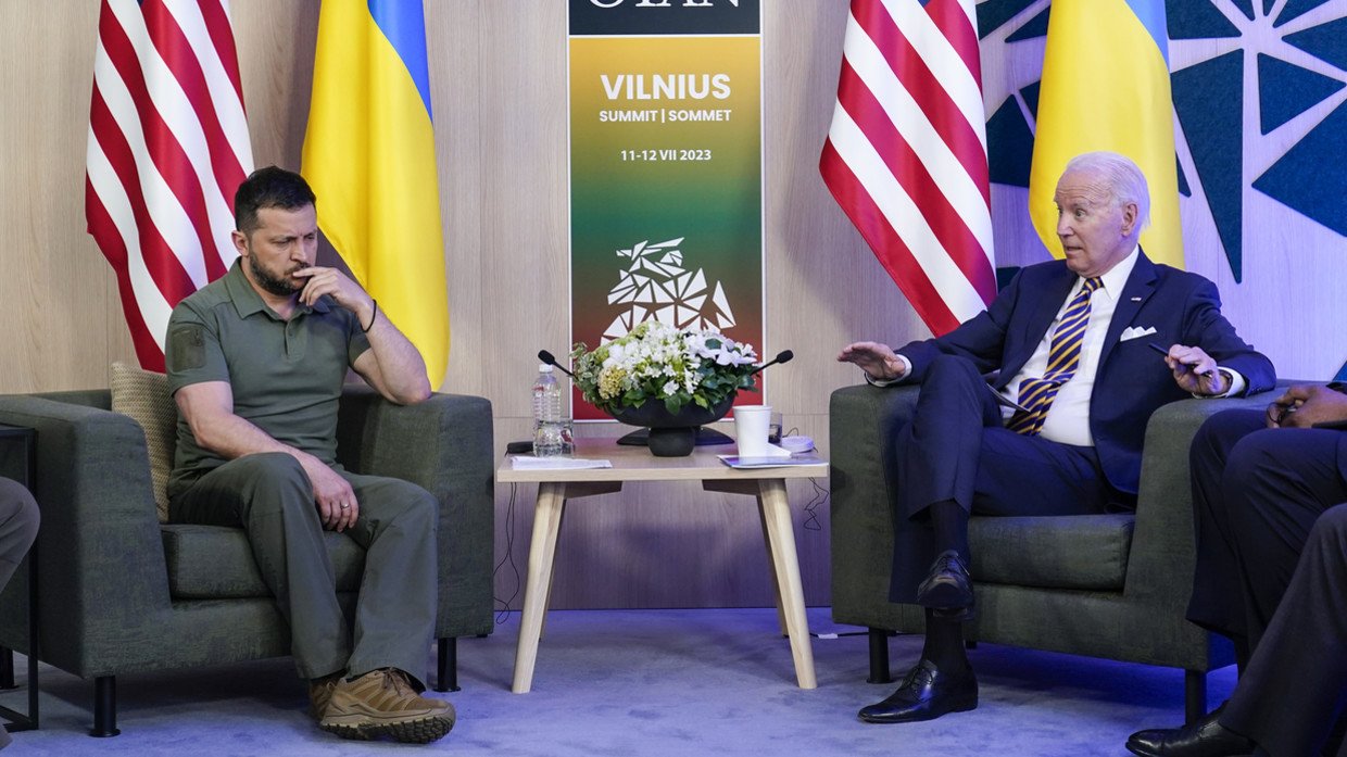 Ông Zelensky gặp Tổng thống Mỹ Joe Biden bên lề hội nghị thượng đỉnh NATO vào tháng trước.