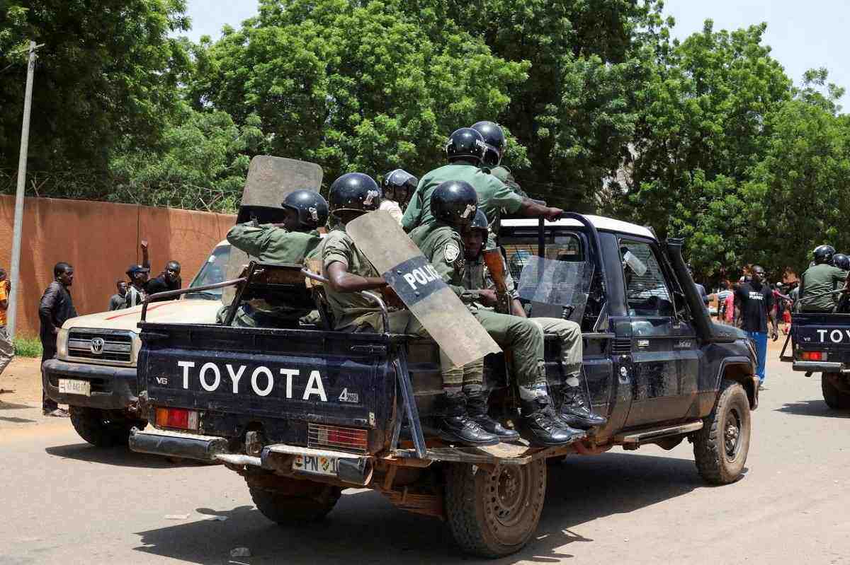 Lực lượng an ninh Niger chuẩn bị giải tán đám đông biểu tình ở Niger ngày 30/7. Ảnh: Reuters