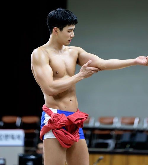 Ahn Bo Hyun chăm chỉ tập luyện để có body 6 múi săn chắc, lực lưỡng.&nbsp;