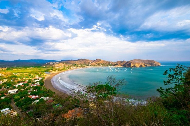 Nicaragua: Chiến tranh và nghèo đói từng khiến quốc gia này không được các tín đồ du lịch đánh giá cao, nhưng Nicaragua đã thực sự hòa bình trong gần 30 năm. Ngày nay du lịch đang bùng nổ, nền kinh tế đã được cải thiện và Nicaragua được coi là một trong những quốc gia an toàn nhất ở Mỹ Latinh. Du khách đến Nicaragua có thể tận hưởng tất cả vẻ đẹp nhiệt đới tươi tốt mà không sợ khách du lịch quá đông. Ở đây còn có người dân địa phương thân thiện, văn hóa ẩm thực sôi động và giá cả vô cùng hợp lý.
