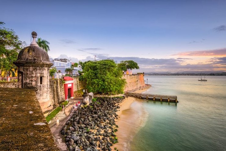 Puerto Rico: Sự tàn phá của cơn bão Maria có thể khiến du khách "chùn bước" trước ý định&nbsp;đến thăm Puerto Rico. Tuy&nbsp; nhiên, hãy ghé thăm hòn đảo cực kỳ ấm áp, thân thiện và tuyệt đẹp này. Vì du lịch là một ngành quan trọng đối với Puerto Rico, nên quốc gia này&nbsp;đang làm tất cả những gì có thể để đảm bảo các sân bay, du thuyền và khách sạn hoạt động bình thường.
