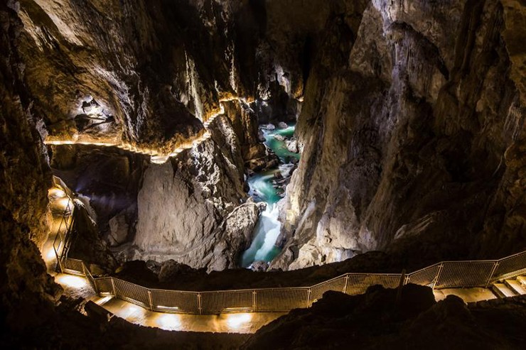 Skocjan Caves – Slovenia là một trong những hang động nổi tiếng nhất châu Âu, với hệ thống sông ngầm đẹp và độc đáo.
