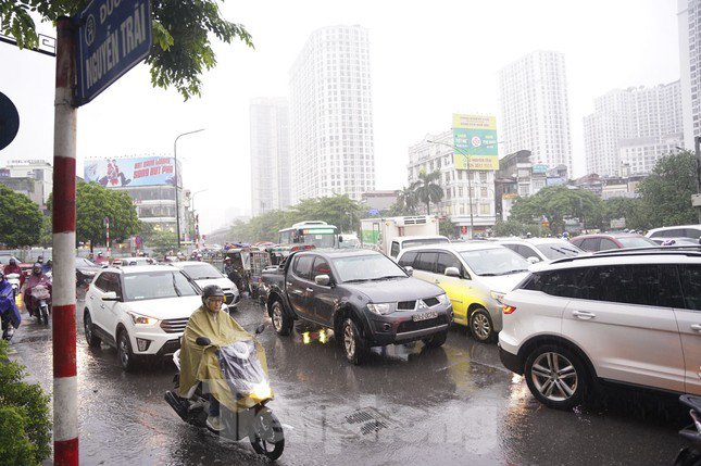 Người dân chật vật di chuyển trong mưa.