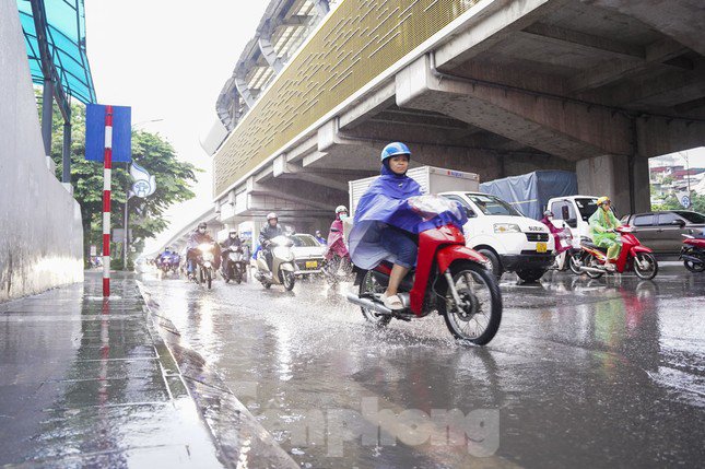 Vũng nước lớn đọng trên phố Nguyễn Trãi buộc các phương tiện qua đây phải giảm tốc độ, lách qua.