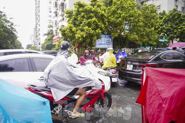 Một số chủ phương tiện di chuyển lên vỉa hè, gây xung đột giao thông ở những ngõ thông ra đường Lê Văn Lương.