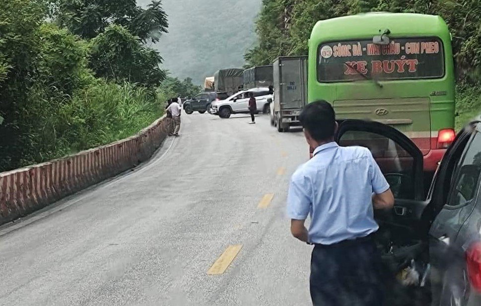 Hiện trường vụ sạt lở đất đá đè bẹp ô tô chở 4 người tại Hòa Bình - Ảnh 6.