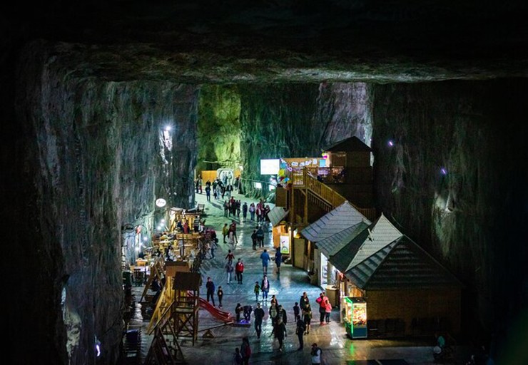 Turda, Rumani là từng là một mỏ muối rất lớn nhưng đã được chuyển đổi thành một công viên giải trí dưới lòng đất ở độ sâu 120m dưới lòng đất. Bên trong nơi này có một hồ nước ngầm để chèo thuyền, một spa trị liệu bằng ánh sáng và thậm chí là một sân chơi bowling.
