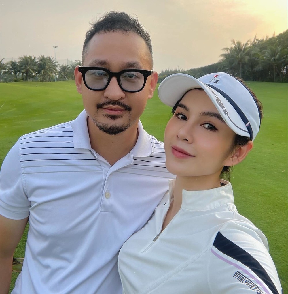 Bén duyên với chồng ở sân golf, cặp đôi nhiều lần đăng tải hình ảnh ra sân cùng nhau. Trang phục tông màu đen - trắng đồng điệu giúp cặp đôi thêm phần thu hút hơn.&nbsp;