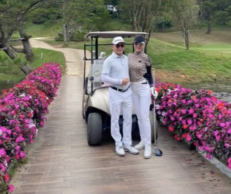 Trước đó, khi dấy lên lên tin đồn hẹn hò, những hình ảnh đi chơi golf của cặp đôi này cũng được chia sẻ nhiều trên mạng xã hội. Trong hình, nữ diễn viên "Hương vị tình thân"&nbsp;diện áo có màu nâu nhẹ kèm họa tiết phối cùng quần golf nữ dài màu trắng. Shark Bình cũng diện tương tự.&nbsp;