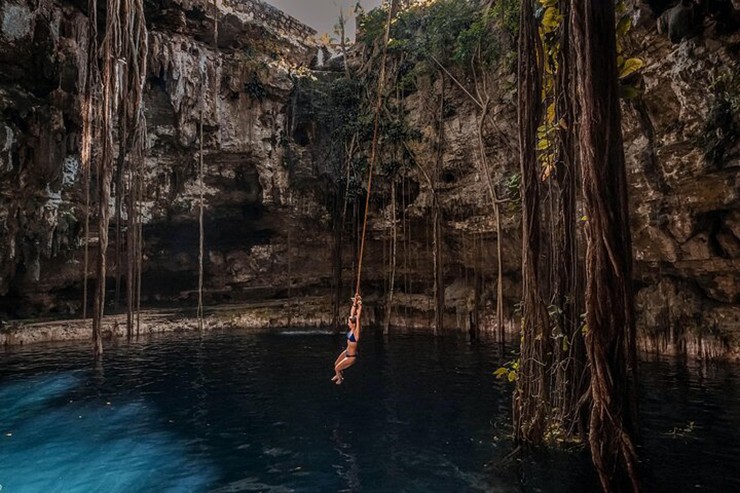 Hố sụt mang tính biểu tượng của Cenote Ik Kil ở Mexico là một điểm dừng chân nổi tiếng trên đường đến Chichen Itza. Bạn có thể đi xuống một cầu thang chạm khắc bằng đá vôi, hoặc nhảy từ trên cao xuống 1 hồ bơi sâu 40m.
