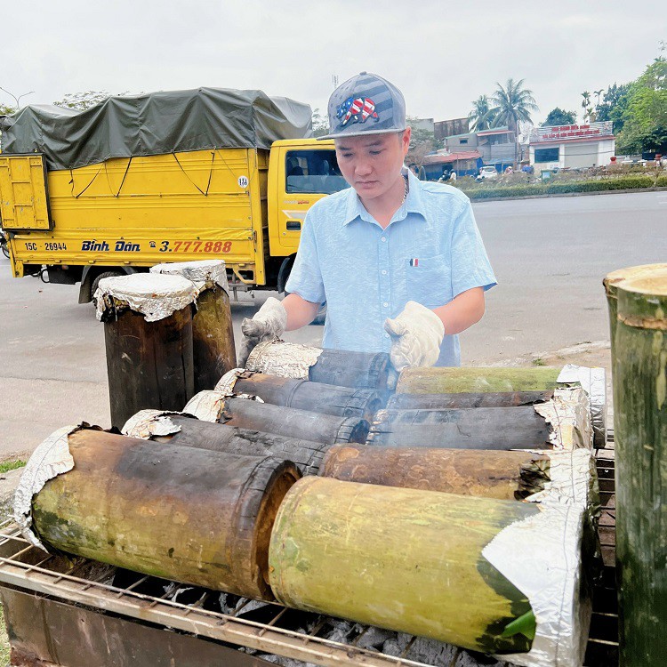 Có những ngày cao điểm, anh Thăng bán được cả trăm con gà nướng.