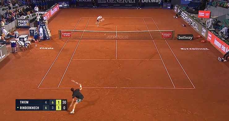 Pha bóng giằng co giữa&nbsp;Dominic Thiem và&nbsp;Arthur Rinderknech tại giải Áo mở rộng