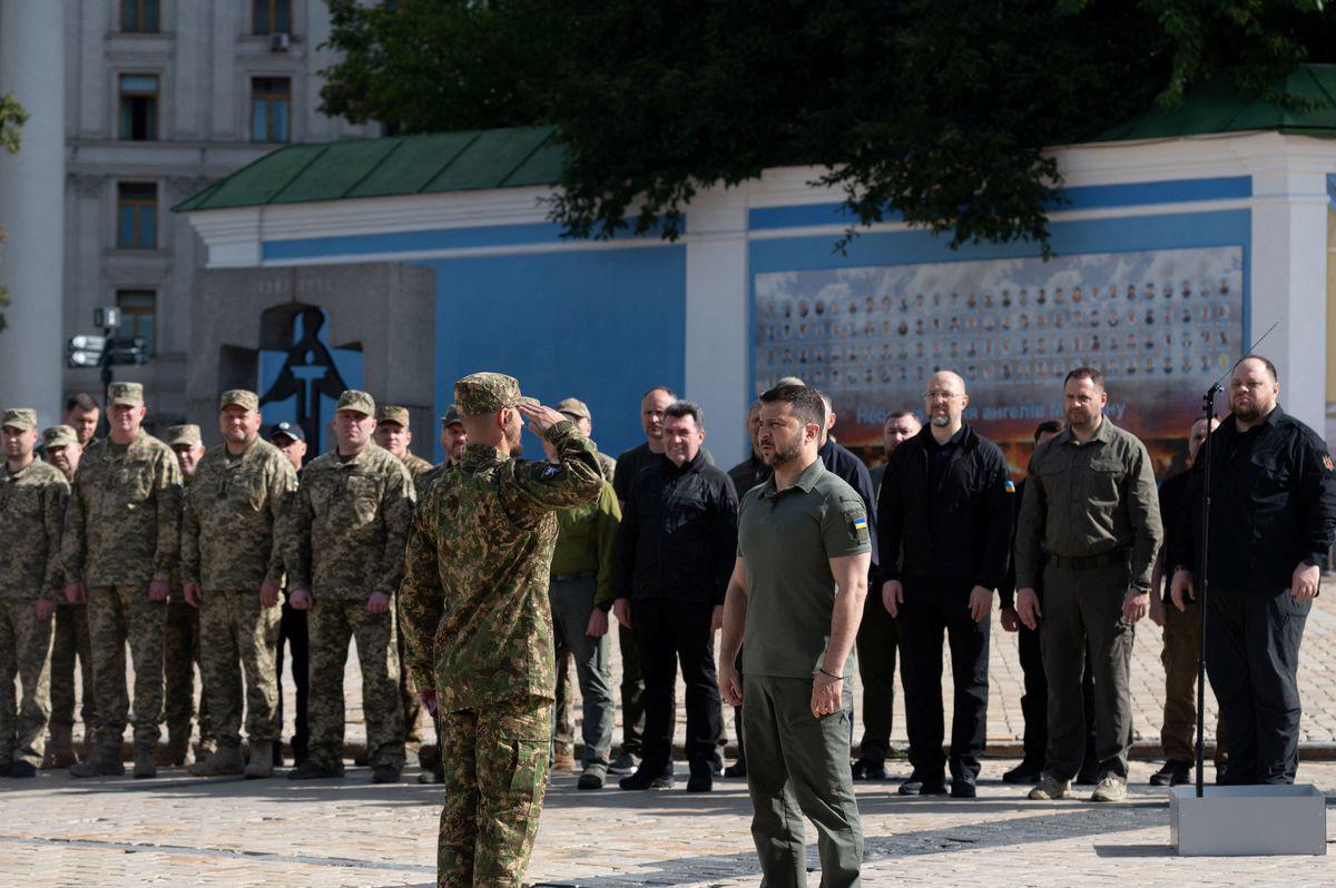 Ông Zelensky trao thưởng cho một nhóm binh sĩ Ukraine (ảnh: Reuters)