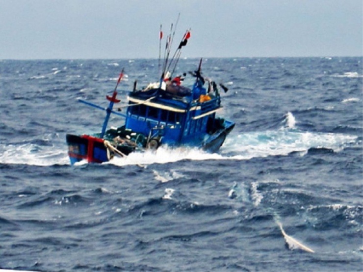 Tàu cá bị sóng đánh vỡ, trôi dạt vào bờ kè khu vực biển thị trấn Cát Hải. Ảnh minh hoạ