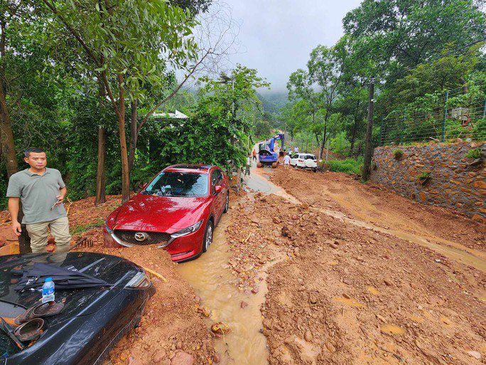 Thông tin với báo chí, ông Đoàn Hiệp, Chánh văn phòng HĐND - UBND huyện Sóc Sơn, cho biết nguyên nhân ban đầu được xác định do mưa tích tụ nhiều ngày, cùng với địa hình đồi núi có độ đốc nên đất đá bị xói mòn. Cơn mưa lớn sáng cùng ngày đã kéo theo đất, đá chảy trôi xuống dưới.