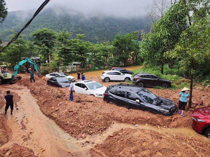 Cận cảnh giải cứu hàng loạt ôtô bị vùi lấp ở nơi nhiều vi phạm trật tự xây dựng - 7