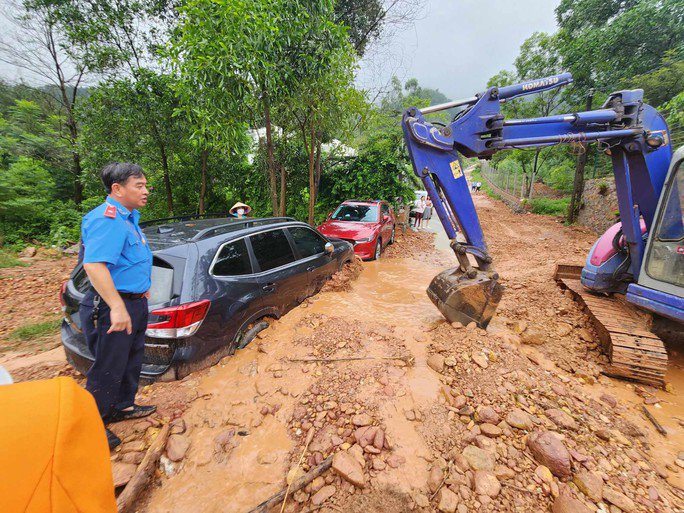 Đến 17 giờ cùng ngày, lực lượng chức năng trên địa bàn xã Minh Phú đã huy động nhiều máy móc, phương tiện cùng nhân lực để xử lý hiện trường vụ hàng loạt ôtô bị đất đá vùi lấp.