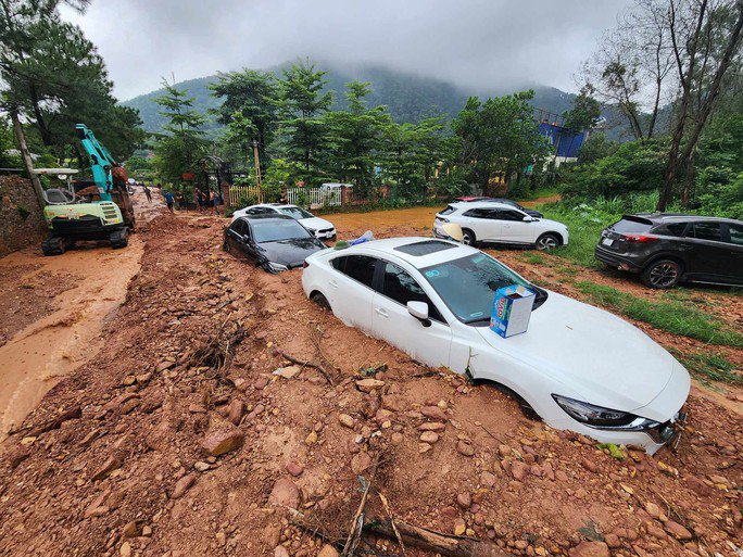 “Vụ việc không gây thiệt hại về người và tài sản. Địa phương đã chỉ đạo các đạo ngành chức năng cắm biển, nhắc nhở hướng dẫn người dân khi tham gia giao thông qua khu vực này” - vị Chánh văn phòng thông tin thêm.