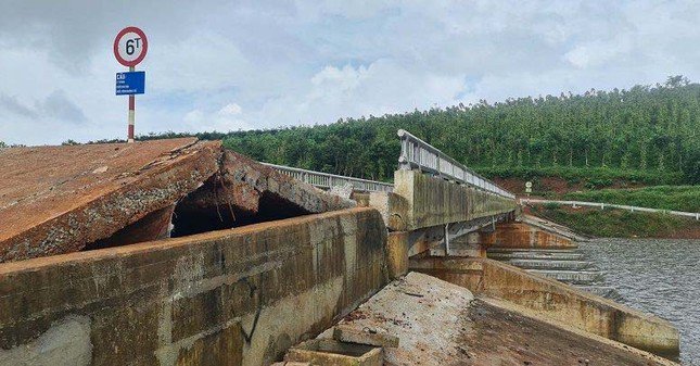 Hồ chứa nước Đắk N'Ting có nhiều vị trí bê-tông bị xô lệch, thân đập nứt gãy. Ảnh: Báo Nhân Dân