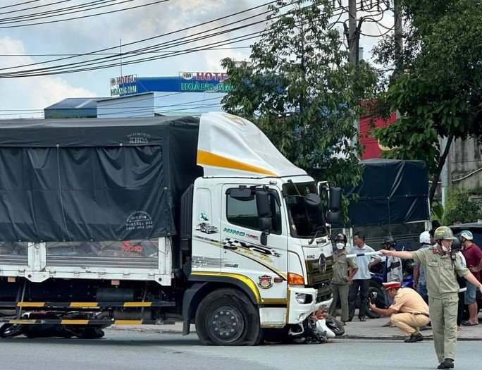 Lực lượng chức năng đang khám nghiệm hiện trường