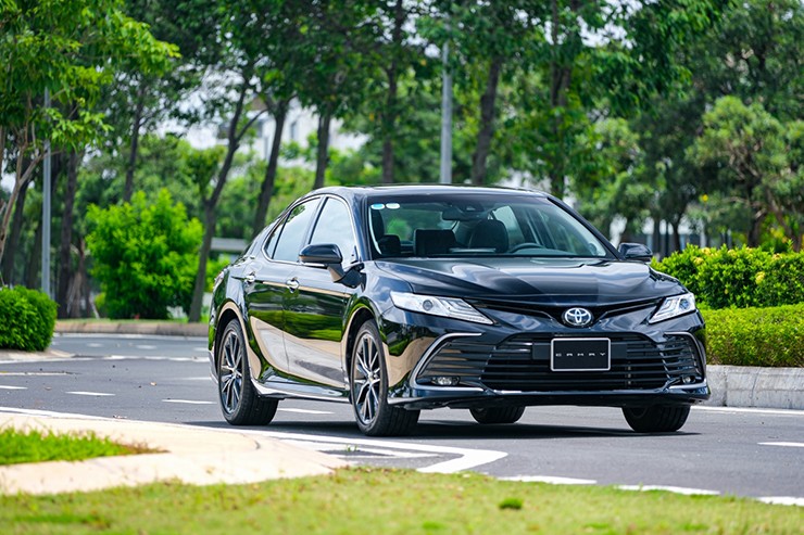 Giá xe Toyota Camry niêm yết và lăn bánh tháng 8/2023 - 14